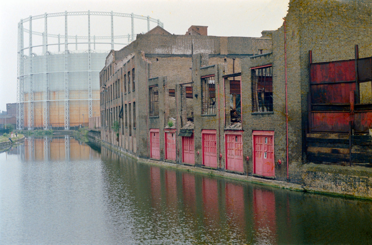 Gas holders, Regent’s Canal, Wharf Place, Andrews Rd, Bethnal Green, Tower Hamlets, 1986