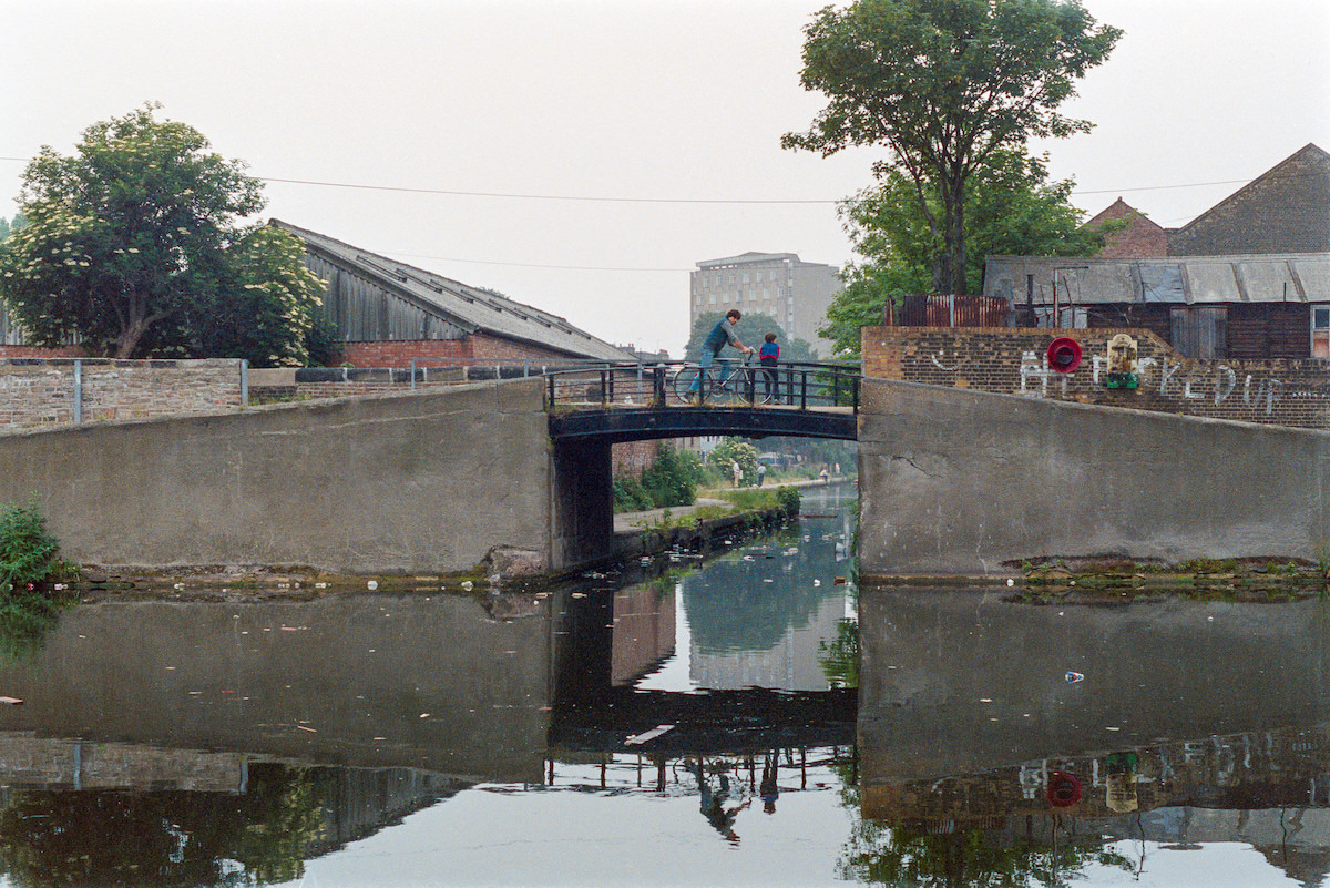 Regents Canal, Hertford Union Canal, Stoneway Walk, Bethnal Green, Tower Hamlets, 1986