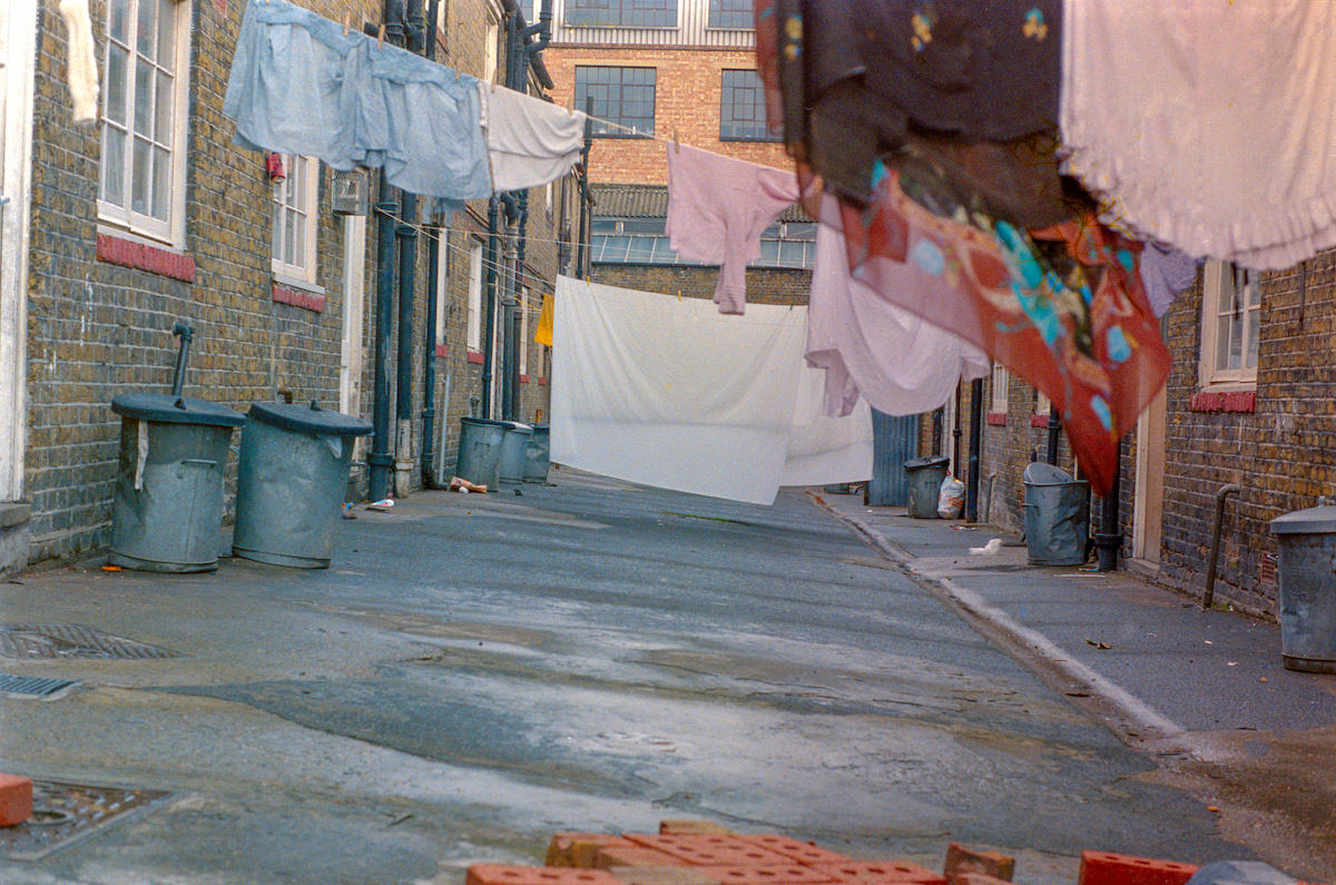 Washing, Yard, Cranford Cottages, Cranford St, Shadwell, Tower Hamlets, 1986