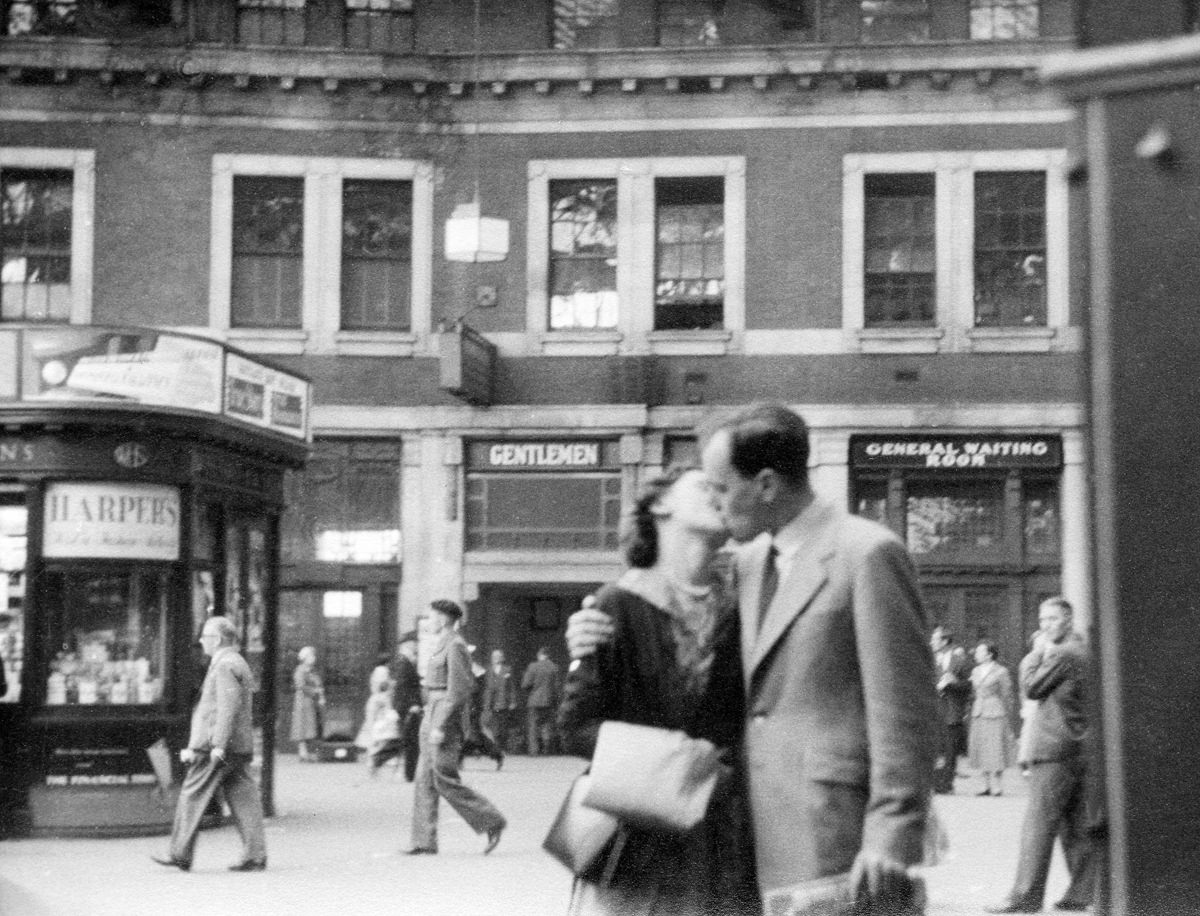 Street Life of London in the Summer of 1954 Through These Fascinating Vintage Photos