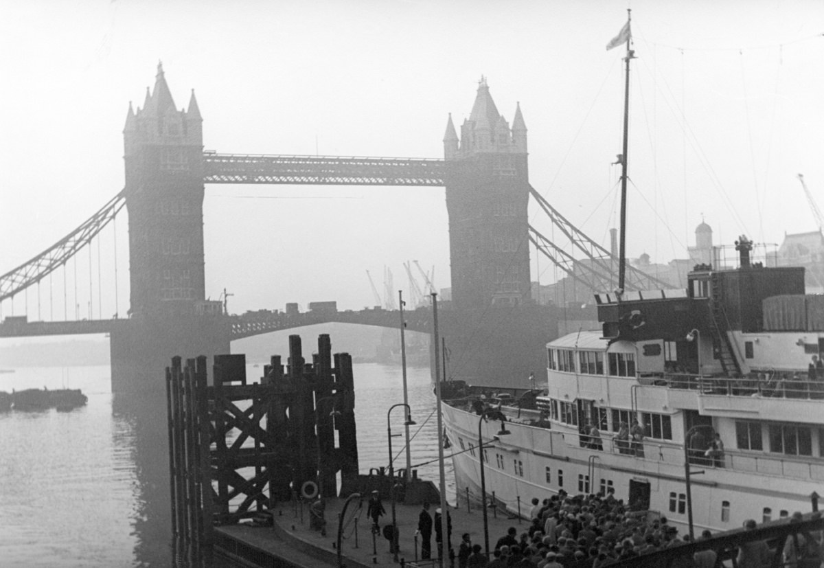 Street Life of London in the Summer of 1954 Through These Fascinating Vintage Photos