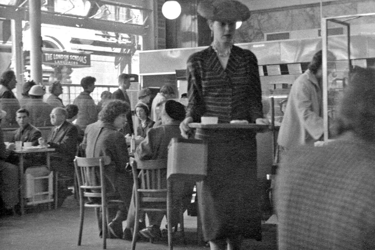 Street Life of London in the Summer of 1954 Through These Fascinating Vintage Photos