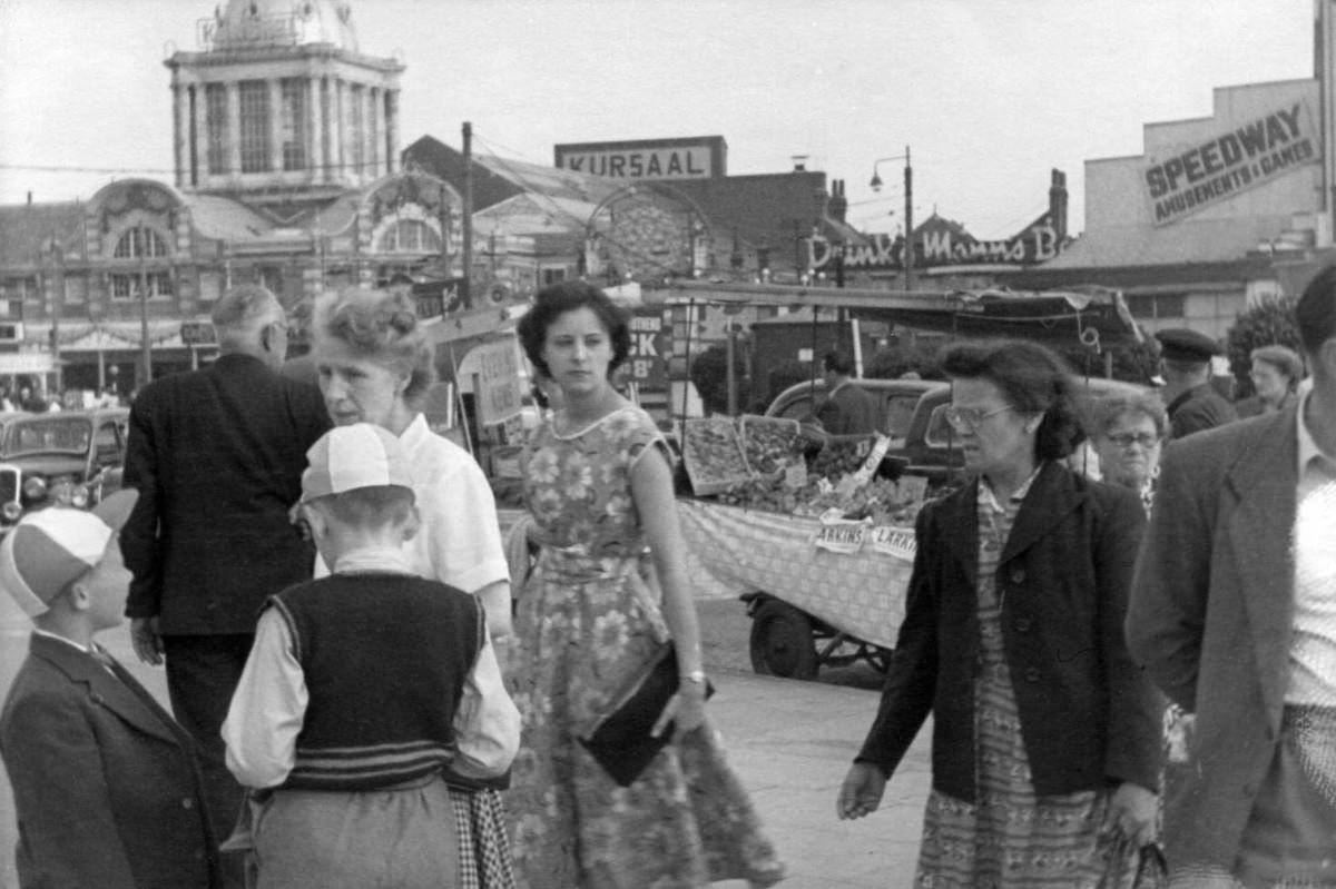 Street Life of London in the Summer of 1954 Through These Fascinating Vintage Photos