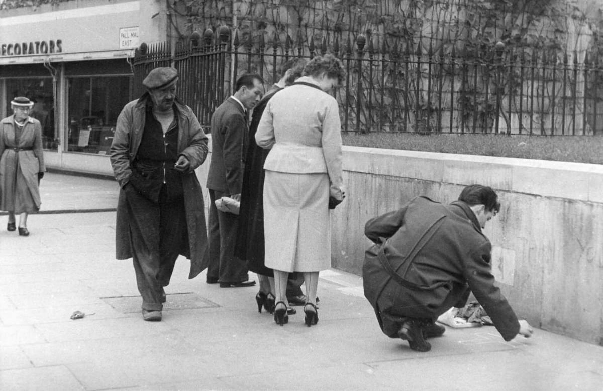 Street Life of London in the Summer of 1954 Through These Fascinating Vintage Photos