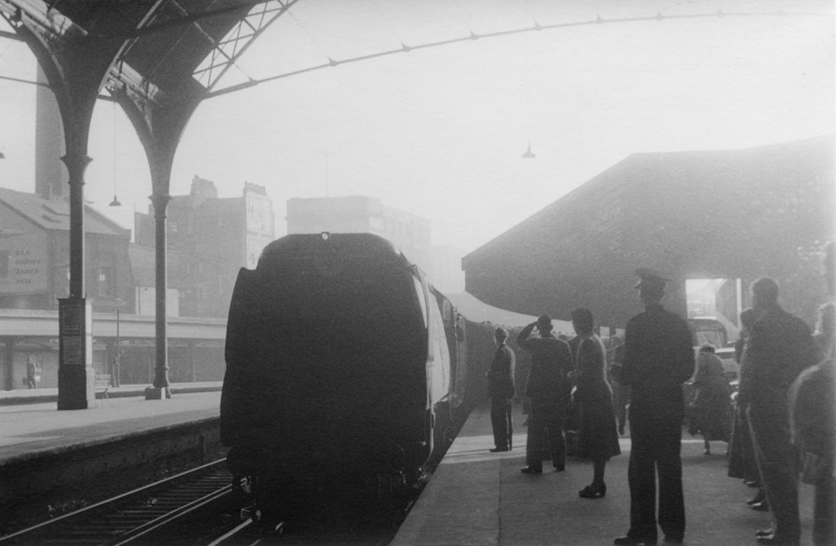 Street Life of London in the Summer of 1954 Through These Fascinating Vintage Photos