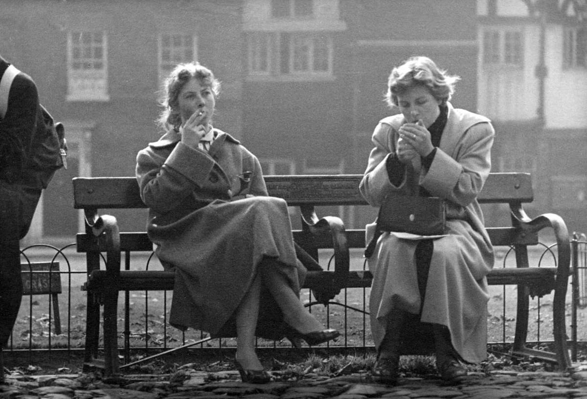 Street Life of London in the Summer of 1954 Through These Fascinating Vintage Photos