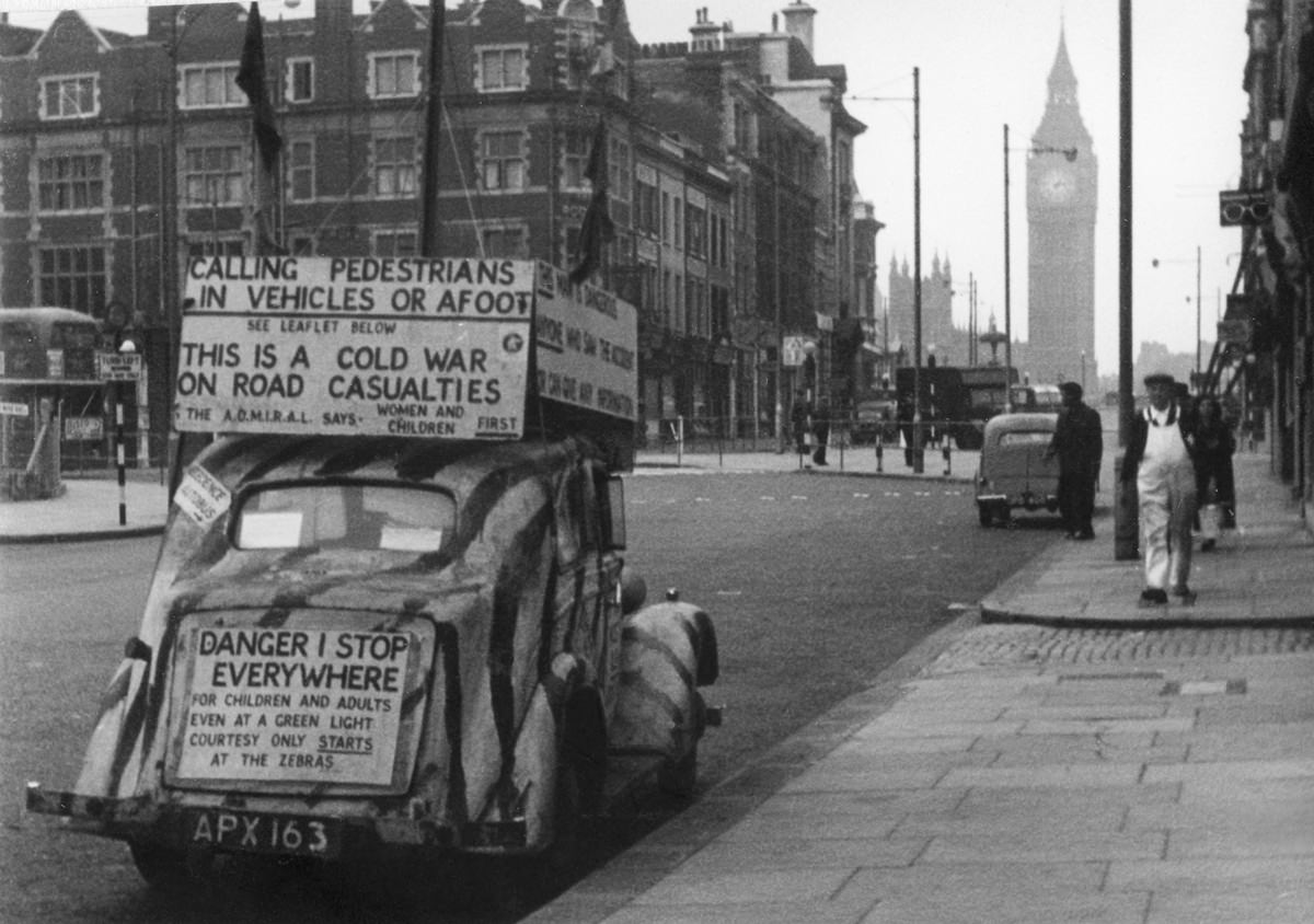 Street Life of London in the Summer of 1954 Through These Fascinating Vintage Photos