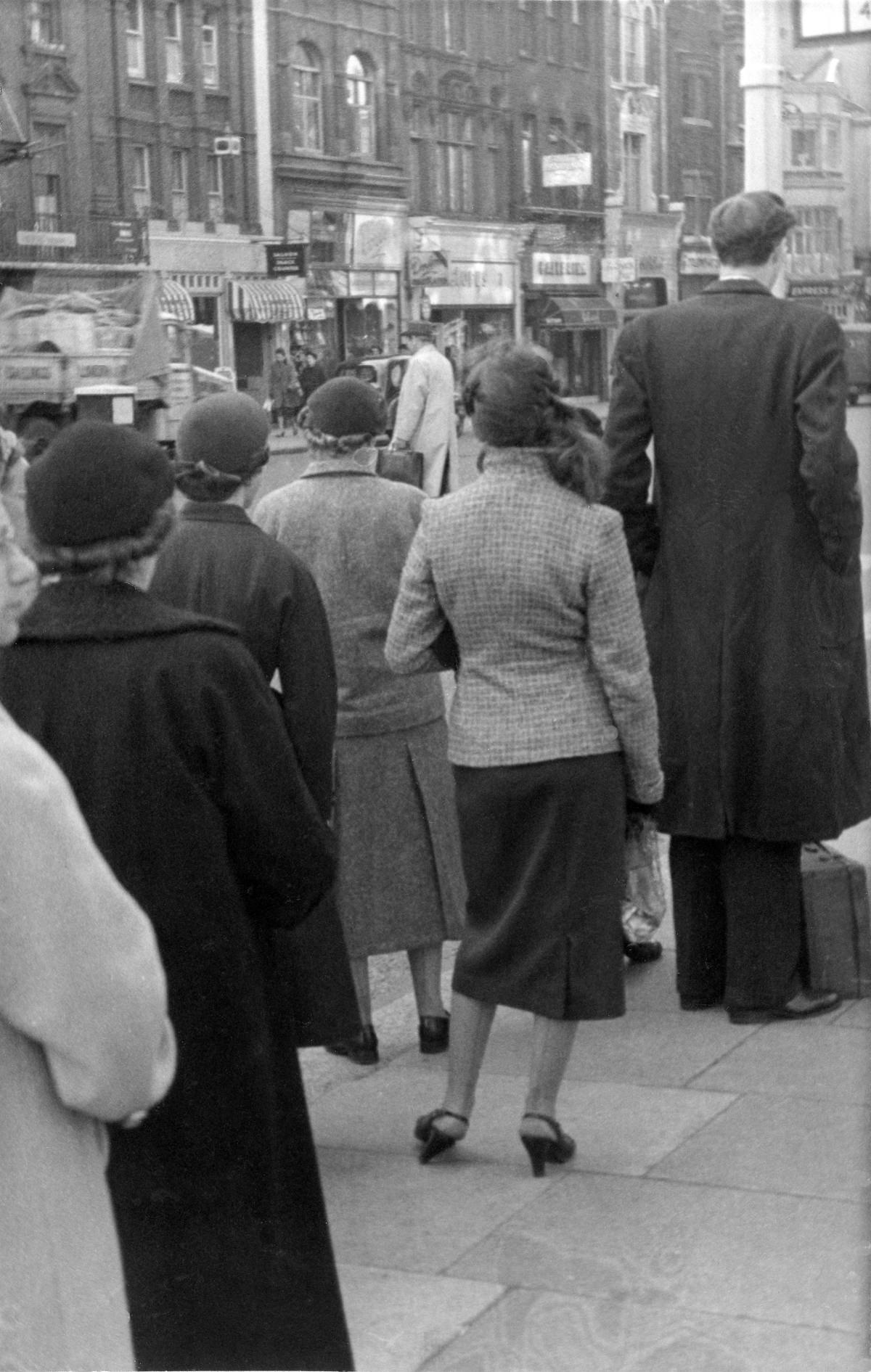 Street Life of London in the Summer of 1954 Through These Fascinating Vintage Photos