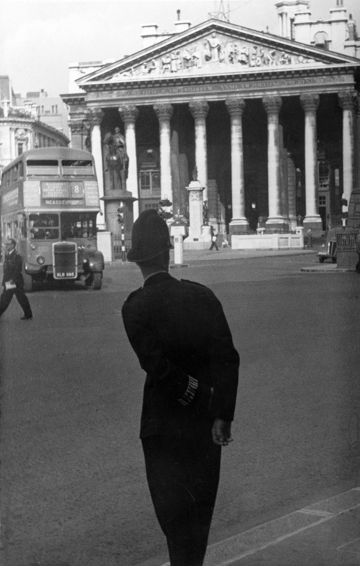 Street Life of London in the Summer of 1954 Through These Fascinating Vintage Photos