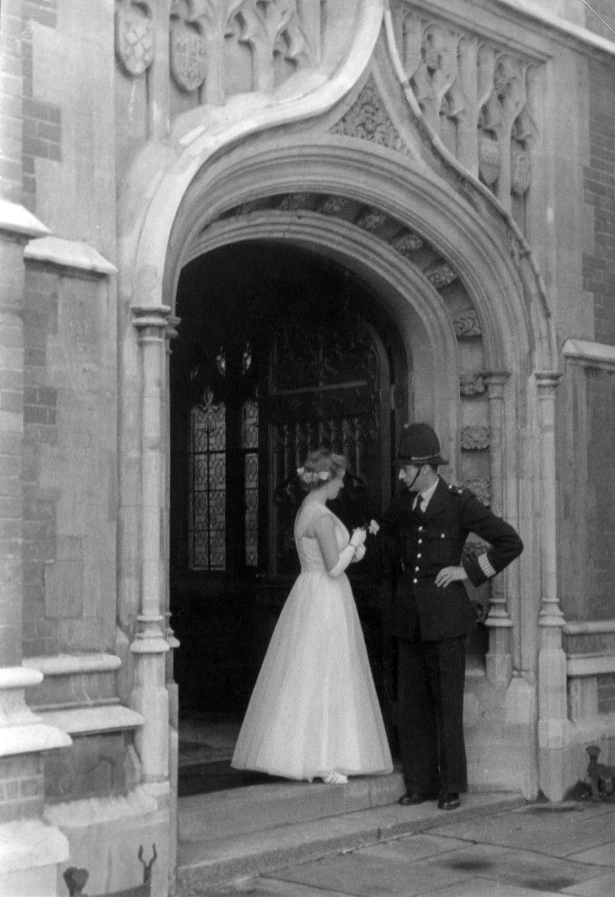 Street Life of London in the Summer of 1954 Through These Fascinating Vintage Photos