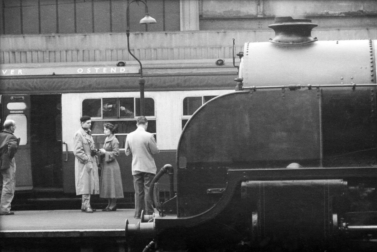 Street Life of London in the Summer of 1954 Through These Fascinating Vintage Photos