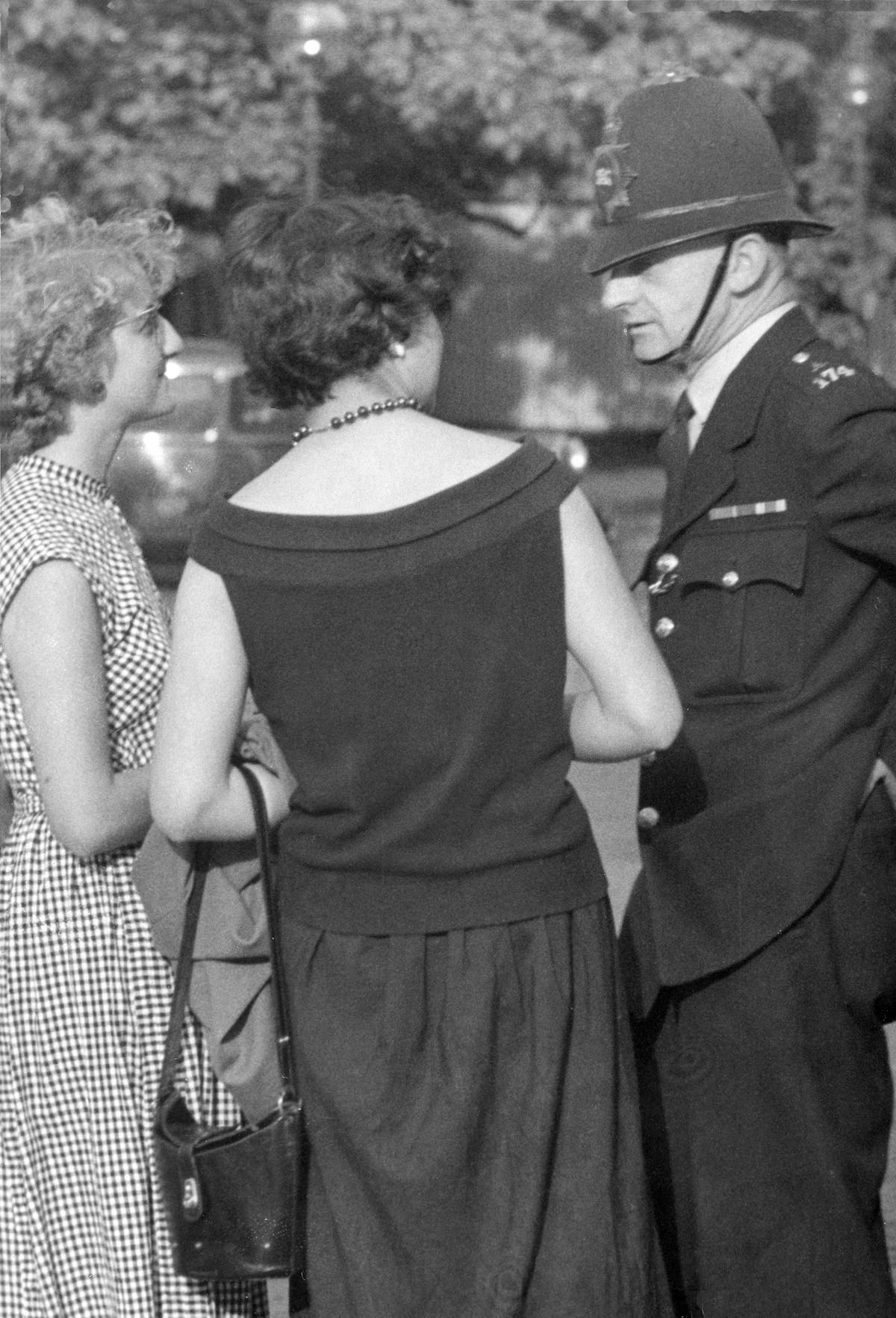 Street Life of London in the Summer of 1954 Through These Fascinating Vintage Photos