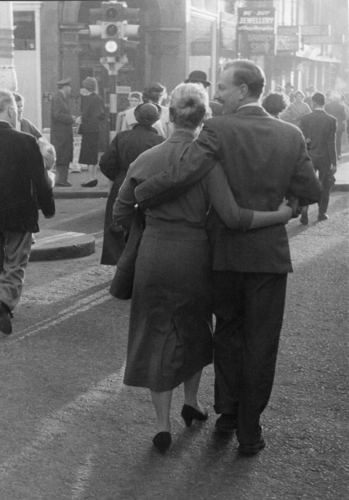 Street Life of London in the Summer of 1954 Through These Fascinating Vintage Photos