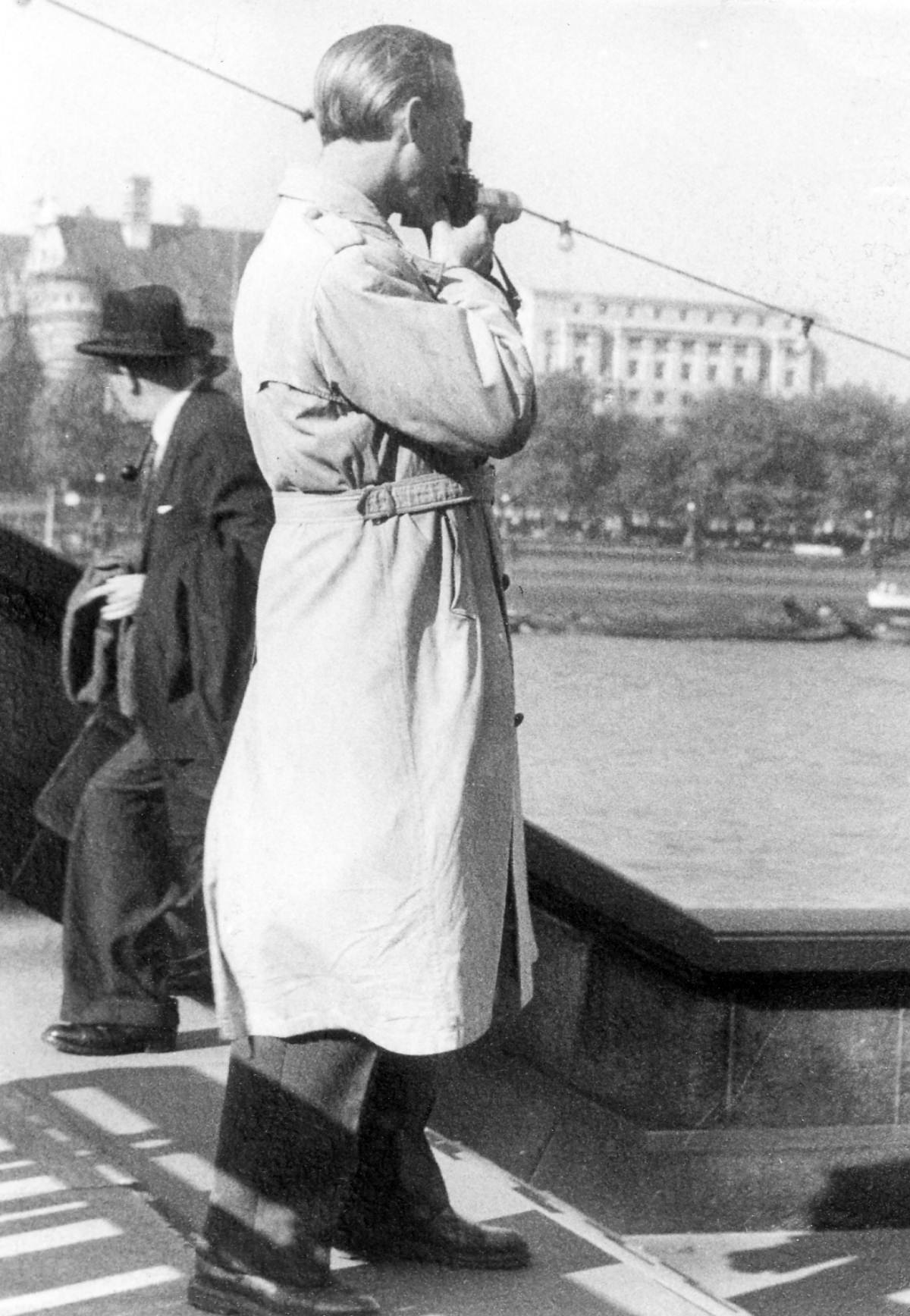 Street Life of London in the Summer of 1954 Through These Fascinating Vintage Photos