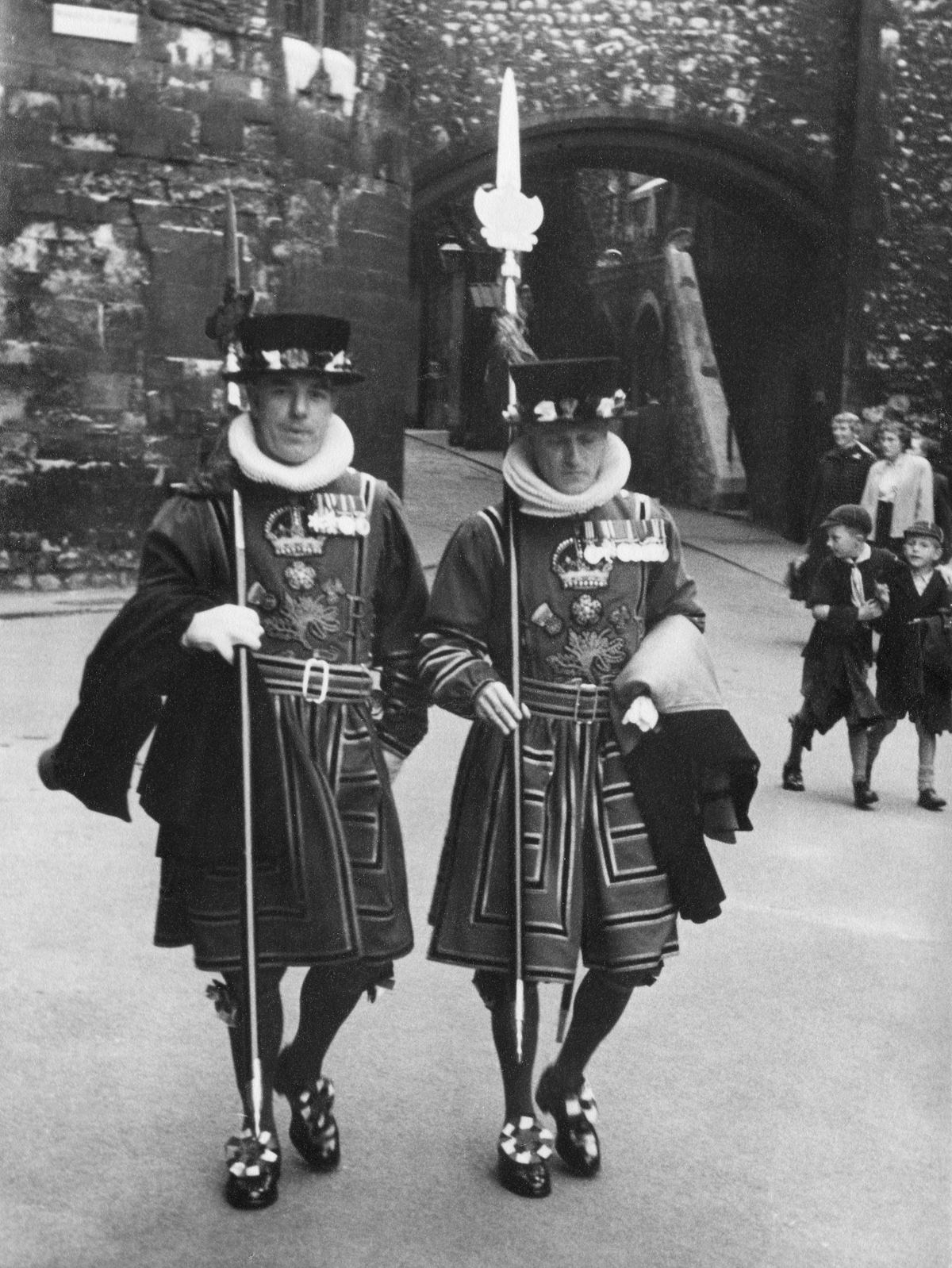 Street Life of London in the Summer of 1954 Through These Fascinating Vintage Photos