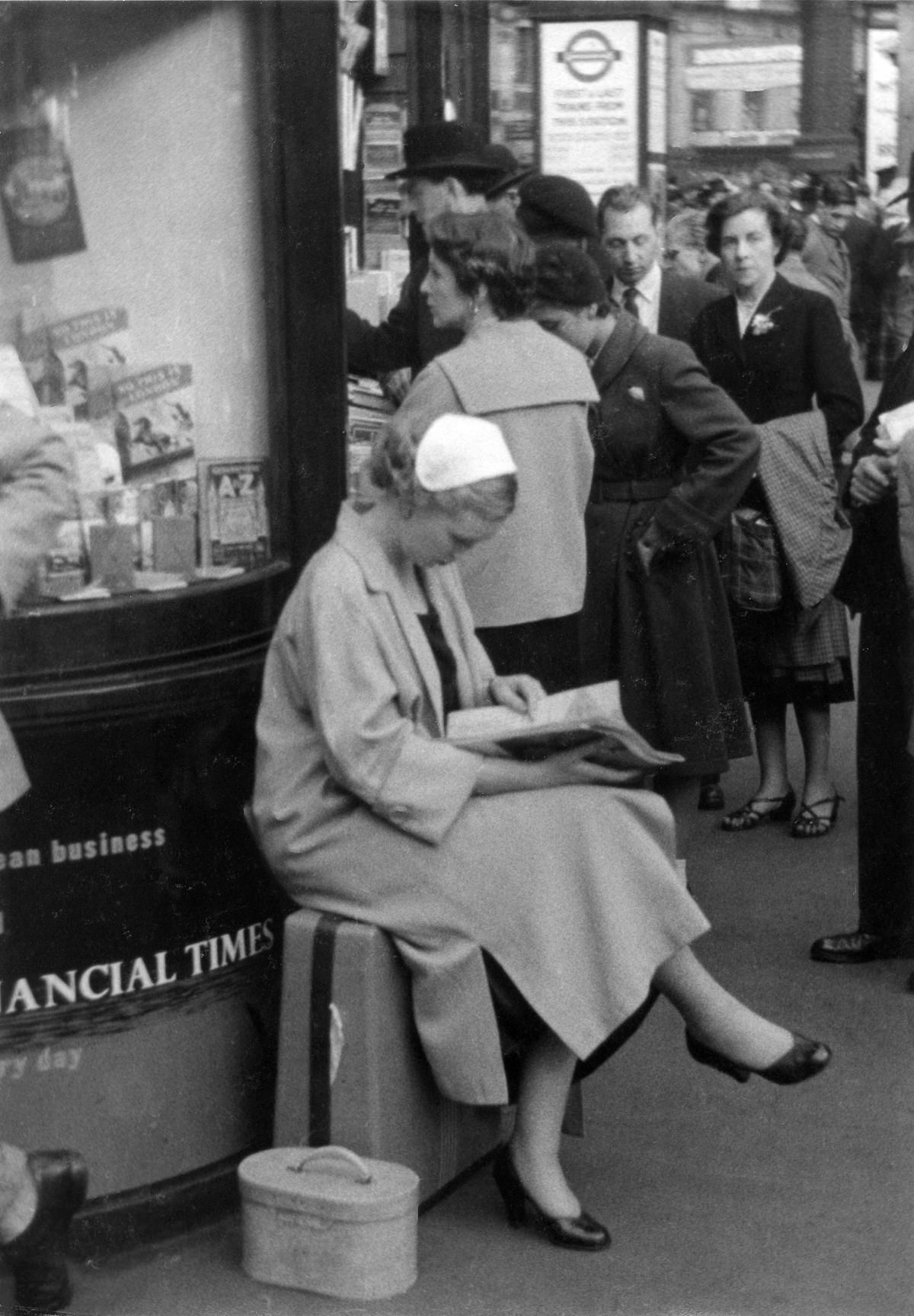 Street Life of London in the Summer of 1954 Through These Fascinating Vintage Photos