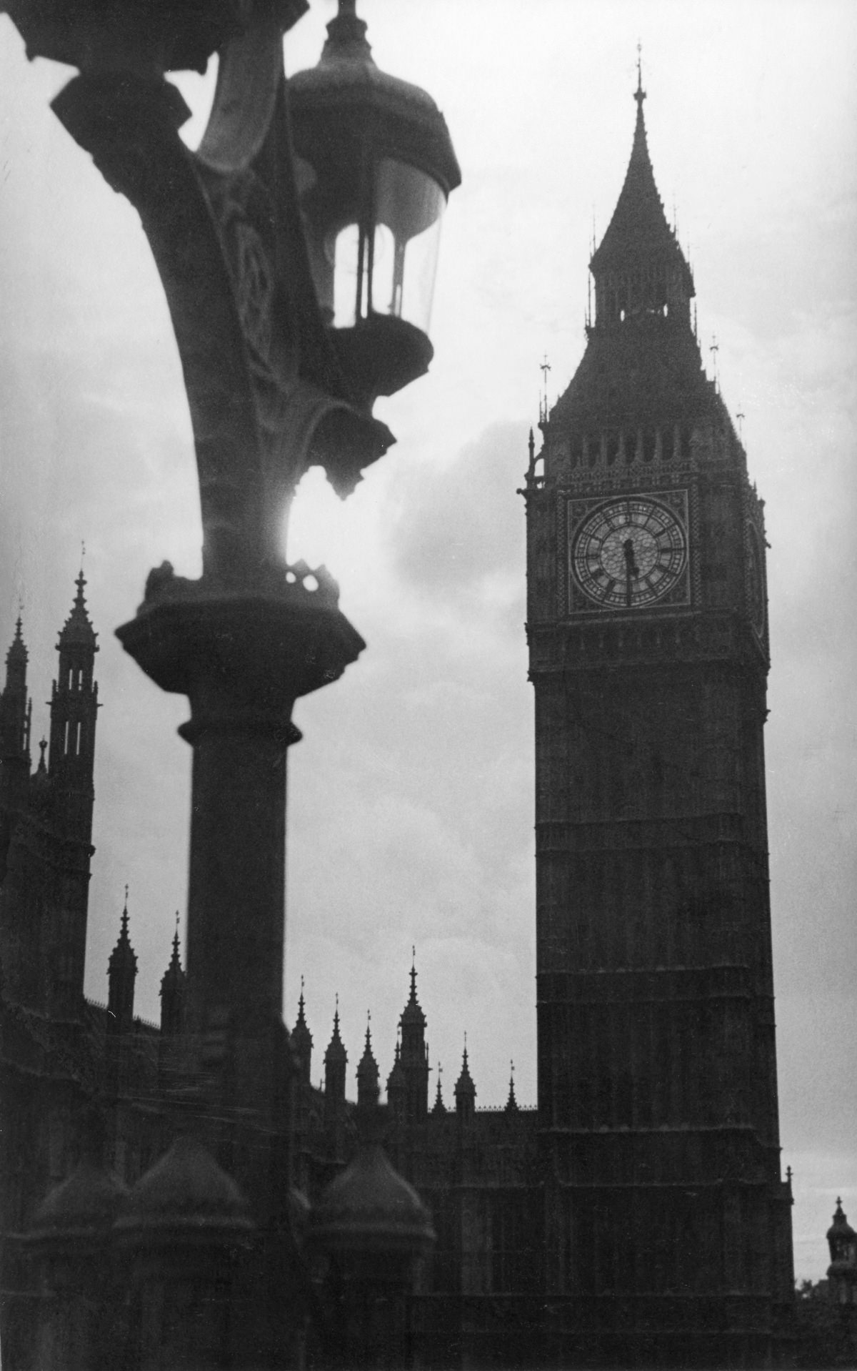 Street Life of London in the Summer of 1954 Through These Fascinating Vintage Photos