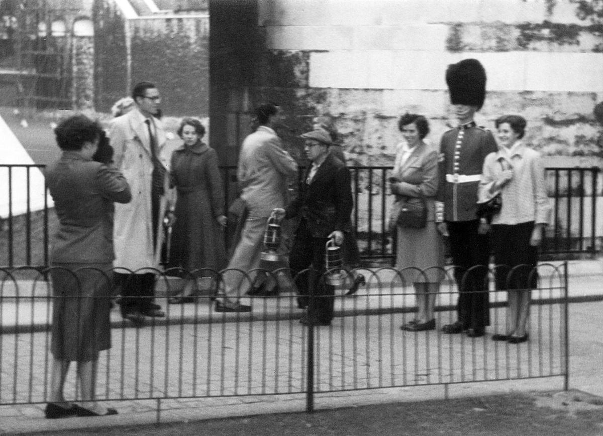 Street Life of London in the Summer of 1954 Through These Fascinating Vintage Photos