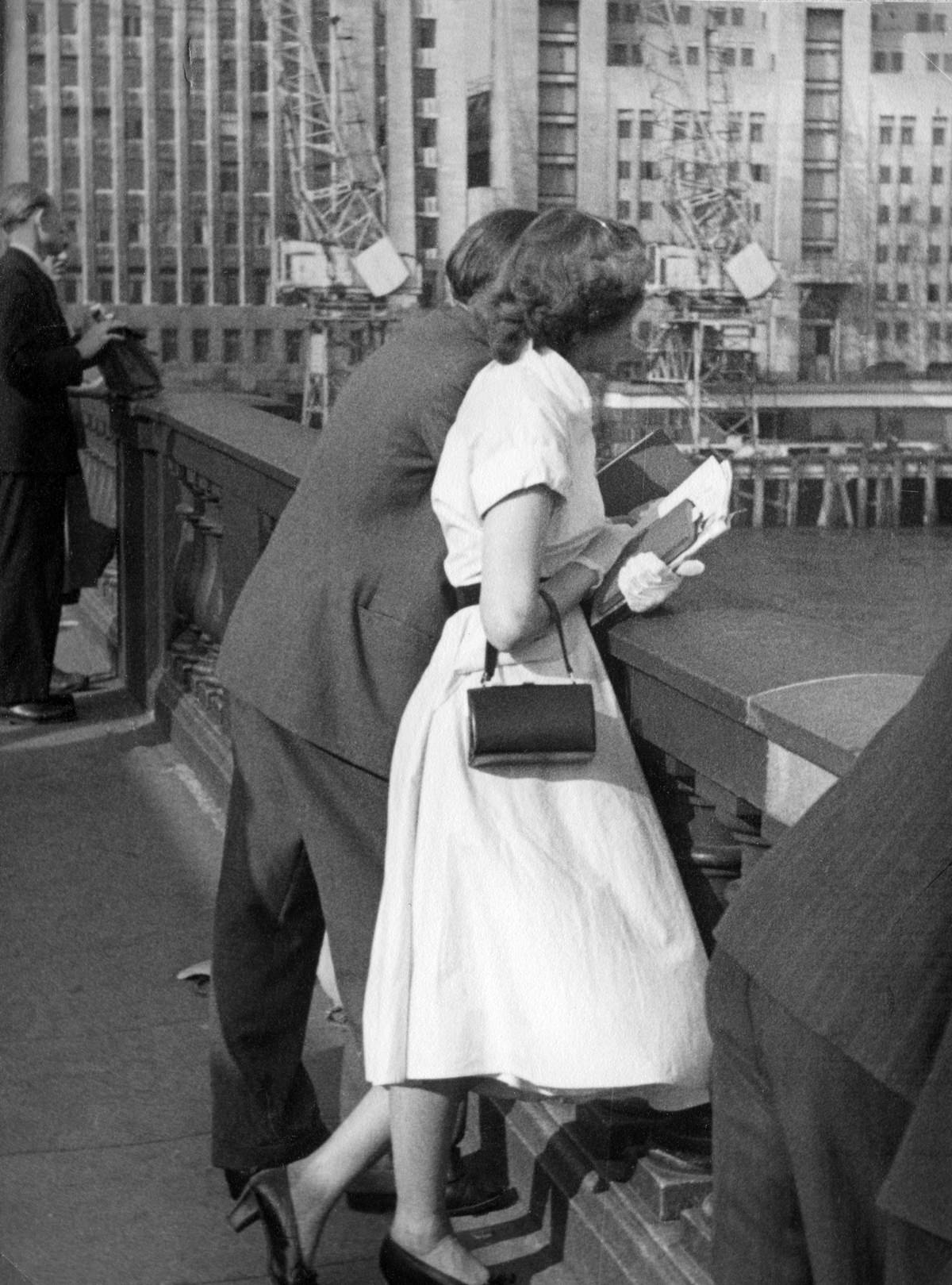 Street Life of London in the Summer of 1954 Through These Fascinating Vintage Photos