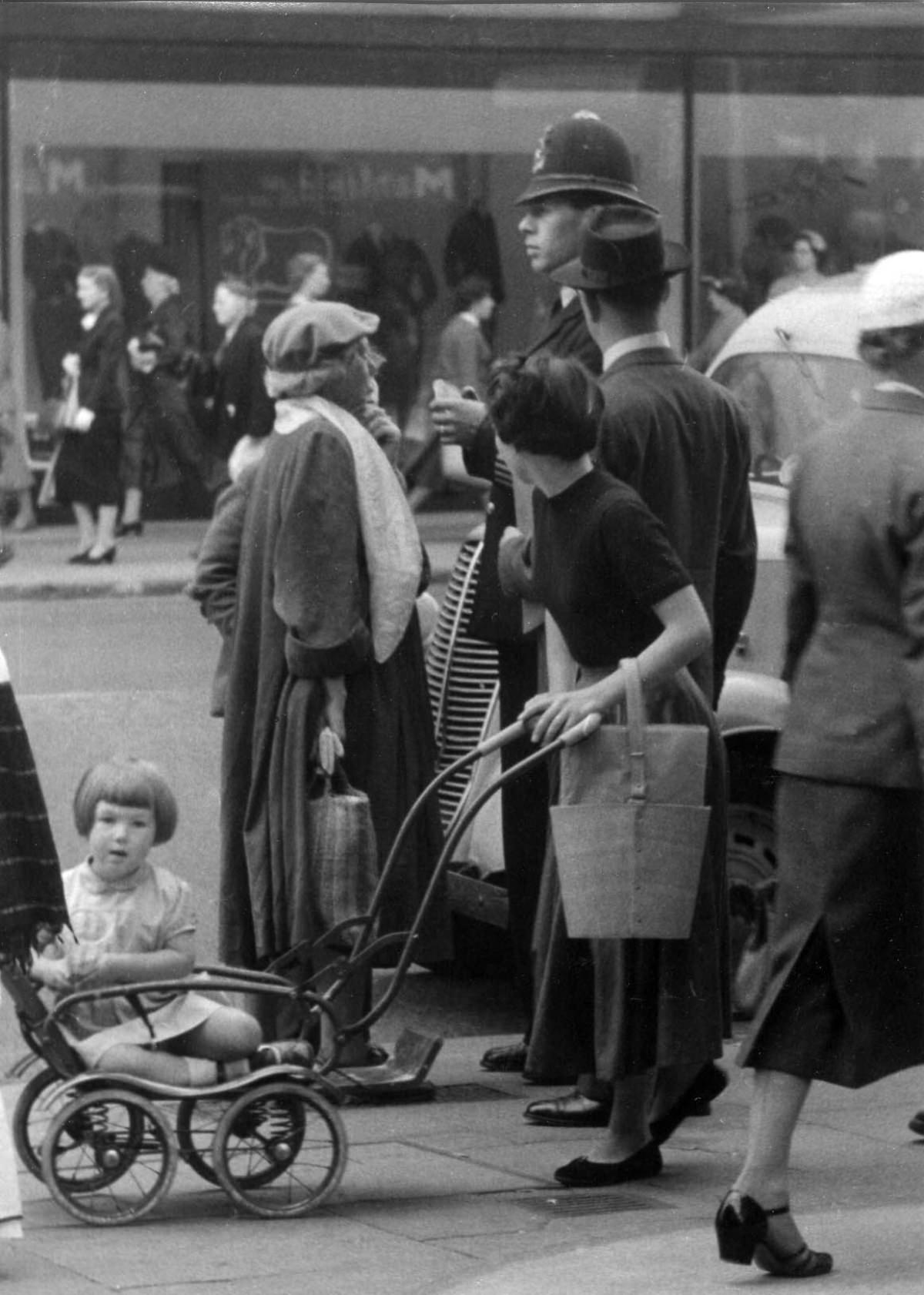 Street Life of London in the Summer of 1954 Through These Fascinating Vintage Photos