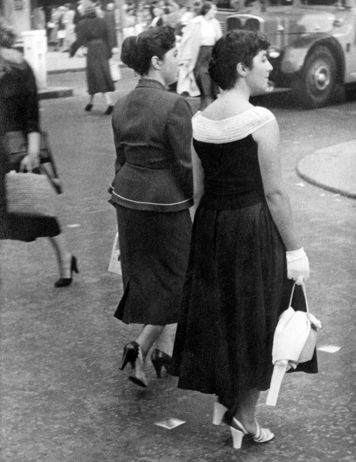 Street Life of London in the Summer of 1954 Through These Fascinating Vintage Photos