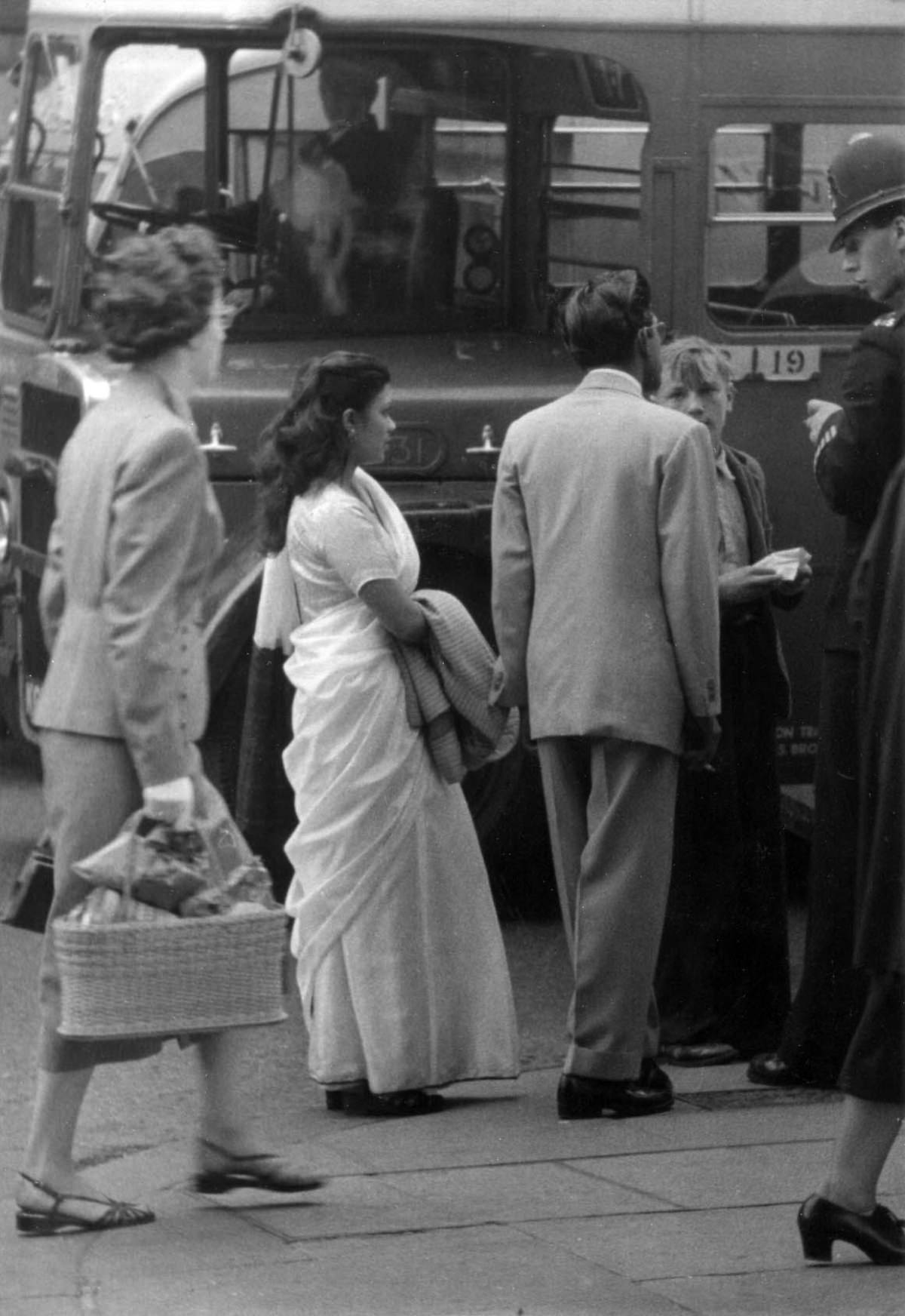 Street Life of London in the Summer of 1954 Through These Fascinating Vintage Photos