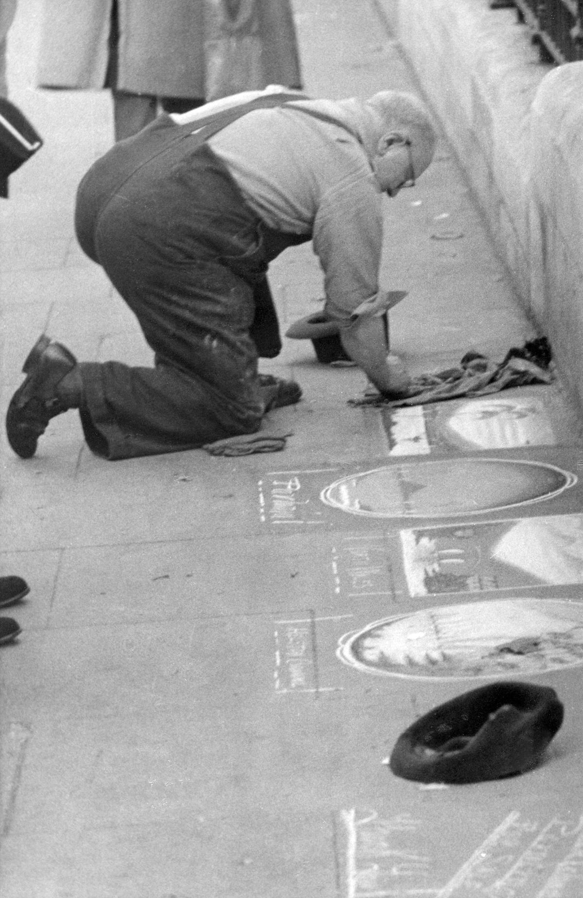 Street Life of London in the Summer of 1954 Through These Fascinating Vintage Photos