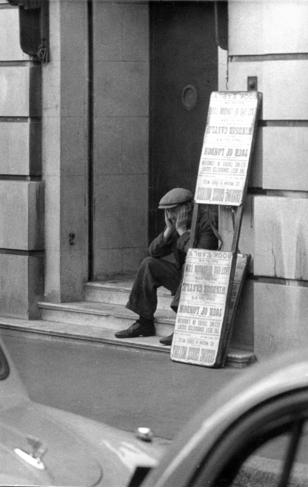 Street Life of London in the Summer of 1954 Through These Fascinating Vintage Photos