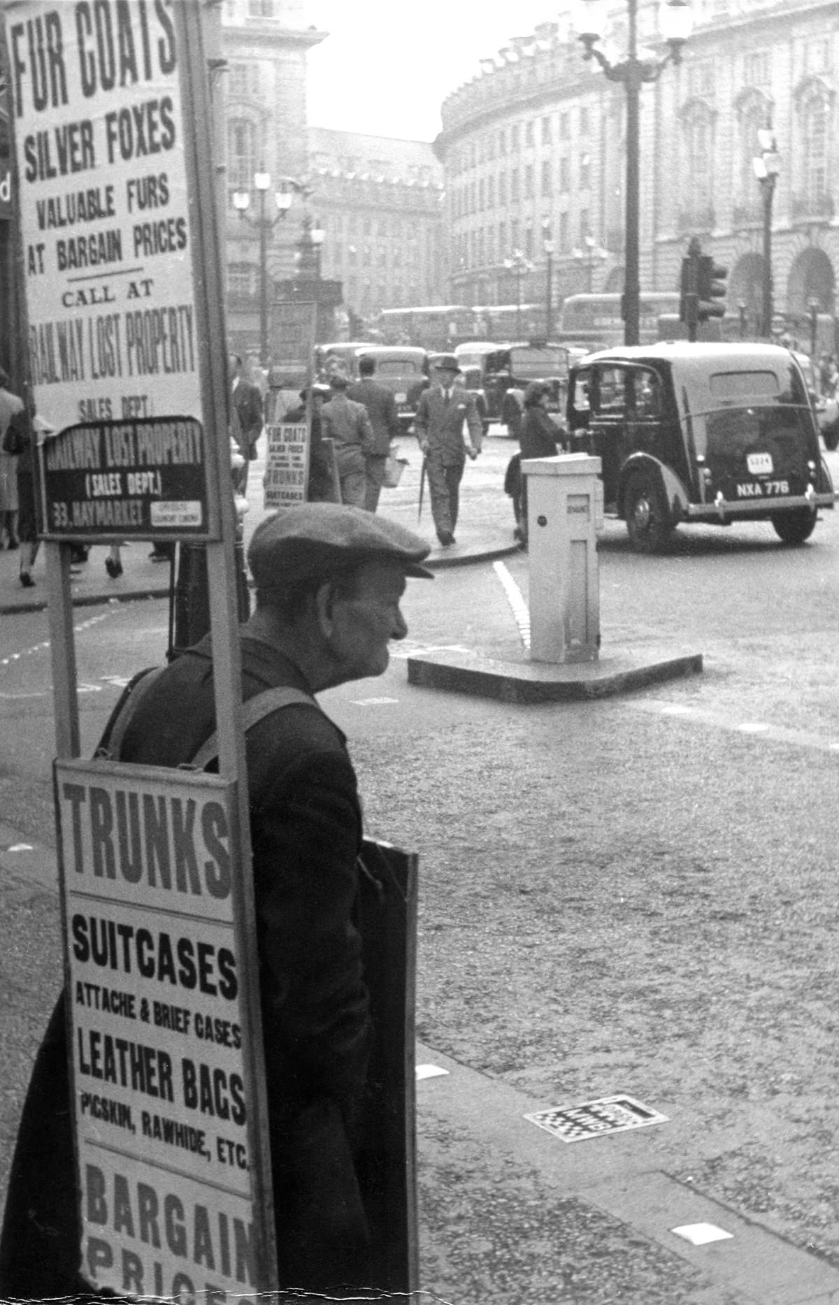 Street Life of London in the Summer of 1954 Through These Fascinating Vintage Photos