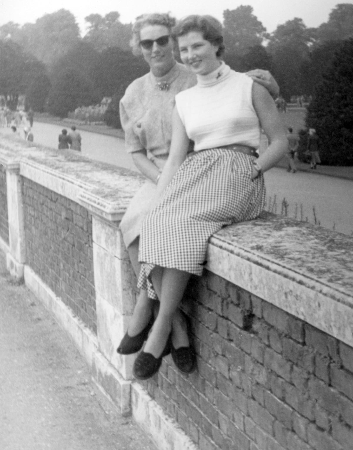 Street Life of London in the Summer of 1954 Through These Fascinating Vintage Photos