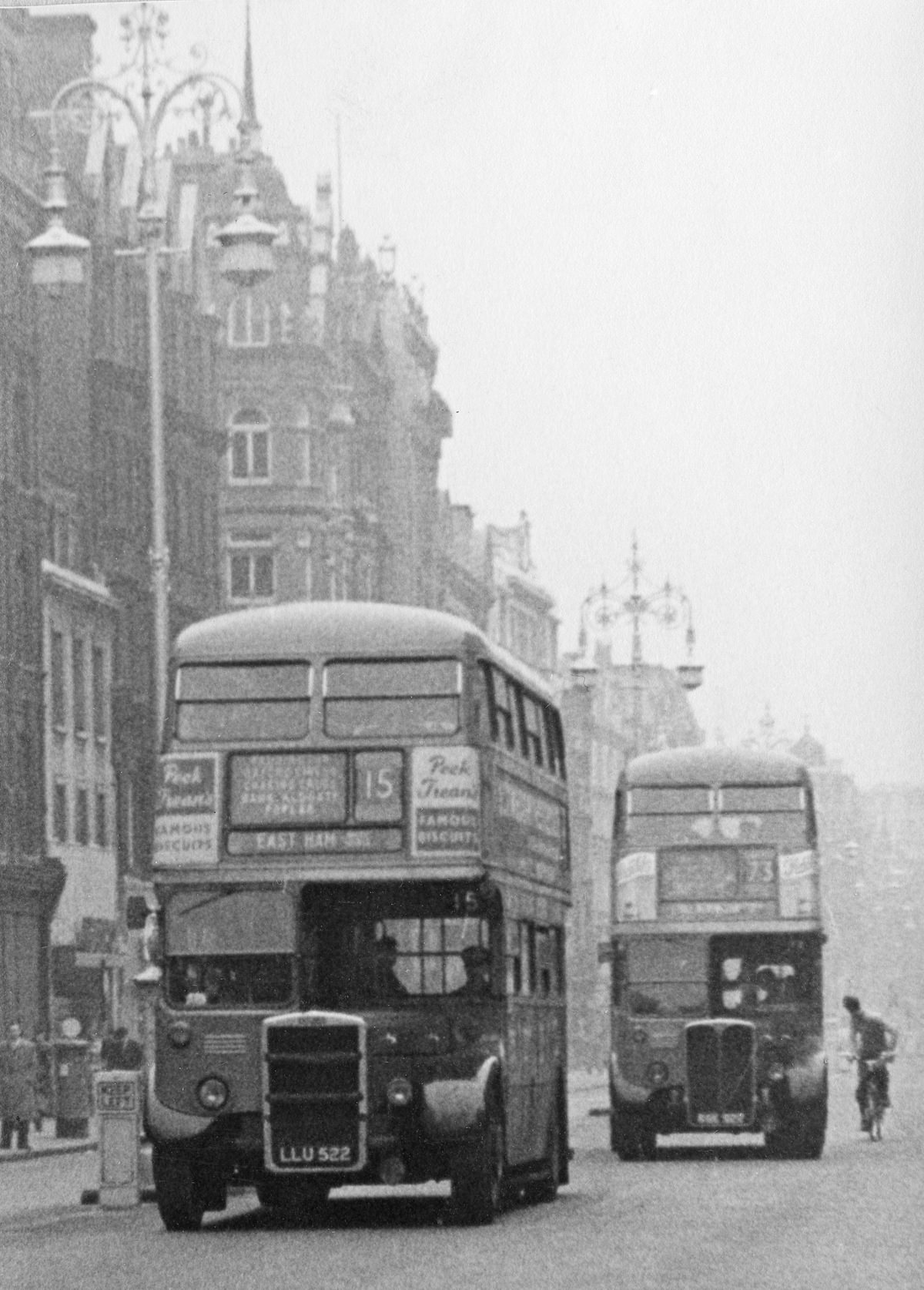 Street Life of London in the Summer of 1954 Through These Fascinating Vintage Photos