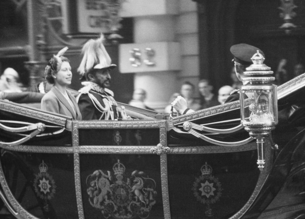 Street Life of London in the Summer of 1954 Through These Fascinating Vintage Photos