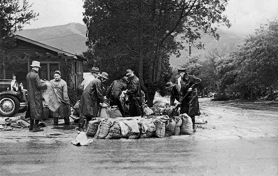 Workmen at Honolulu and Agner streets in Montrose setting up sand bags at a known flood danger point, 1934