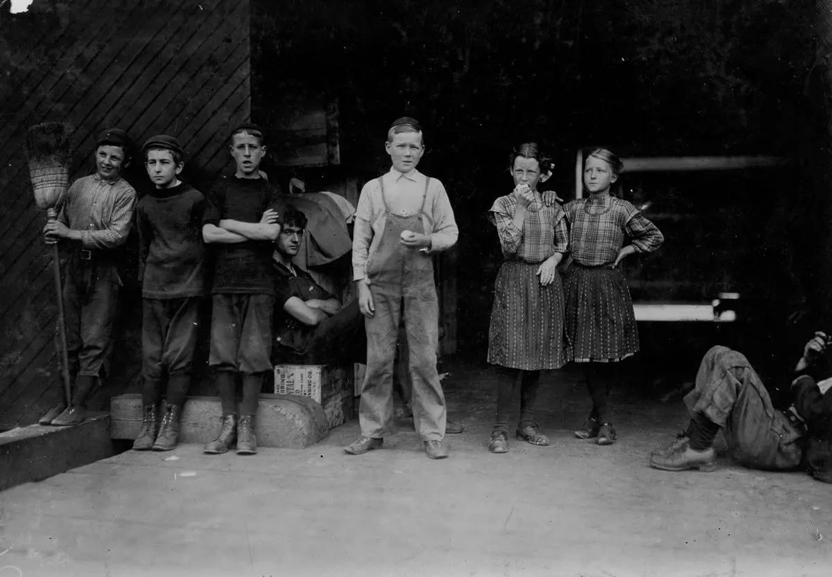 A group of young cartoners in Seacoast Canneries, #4., not the youngest.”