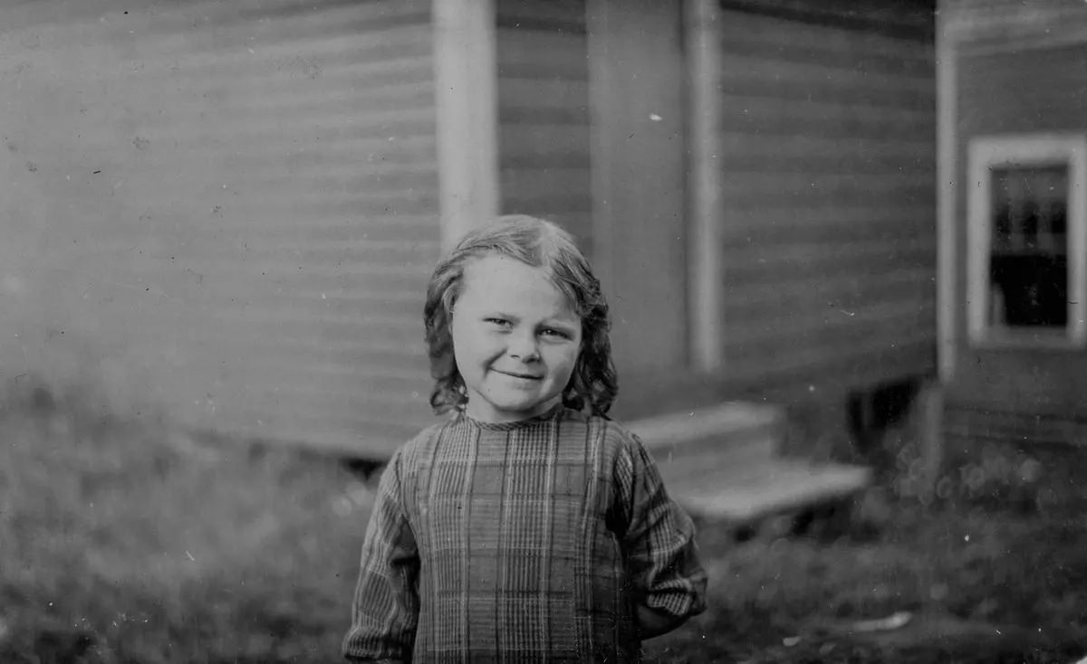 Elsie Shaw, a 6-year-old cartoner in the summer, Seacoast Canning Co., Factory #2.