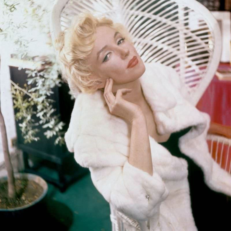 Gorgeous Portraits of Marilyn Monroe taken by Cecil Beaton in 1956