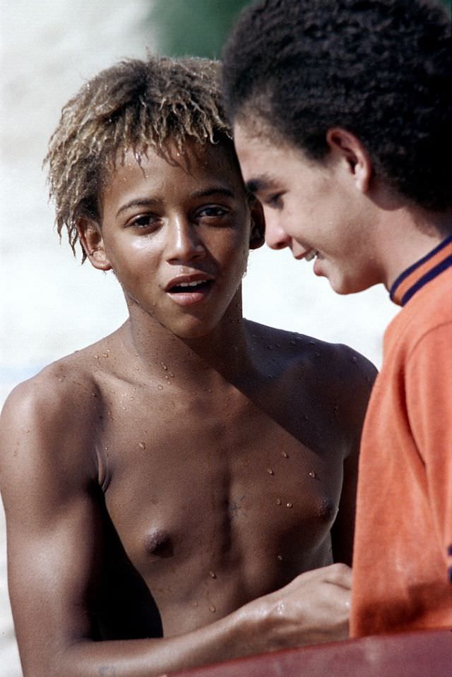 Stunning Photos of Oahu Beaches, Hawaii in the early 1970s