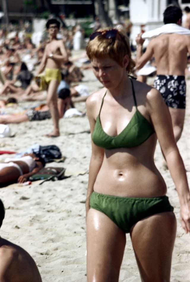 Stunning Photos of Oahu Beaches, Hawaii in the early 1970s