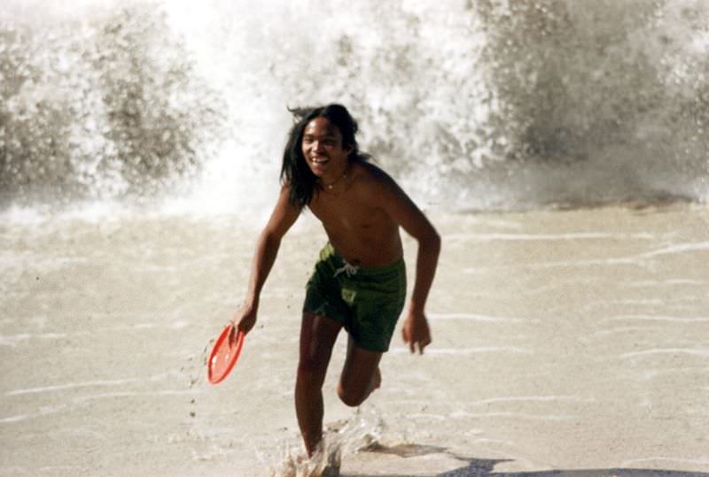 Stunning Photos of Oahu Beaches, Hawaii in the early 1970s