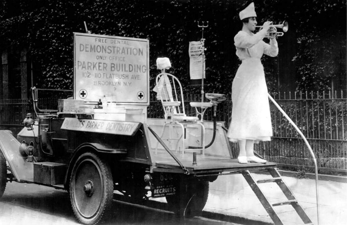 A Painless Parker demonstration in Brooklyn, New York, 1910-1915.