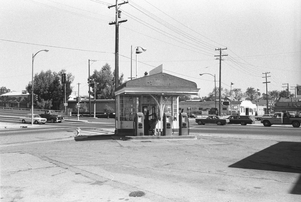 Associated Oil Gas Station, 1974