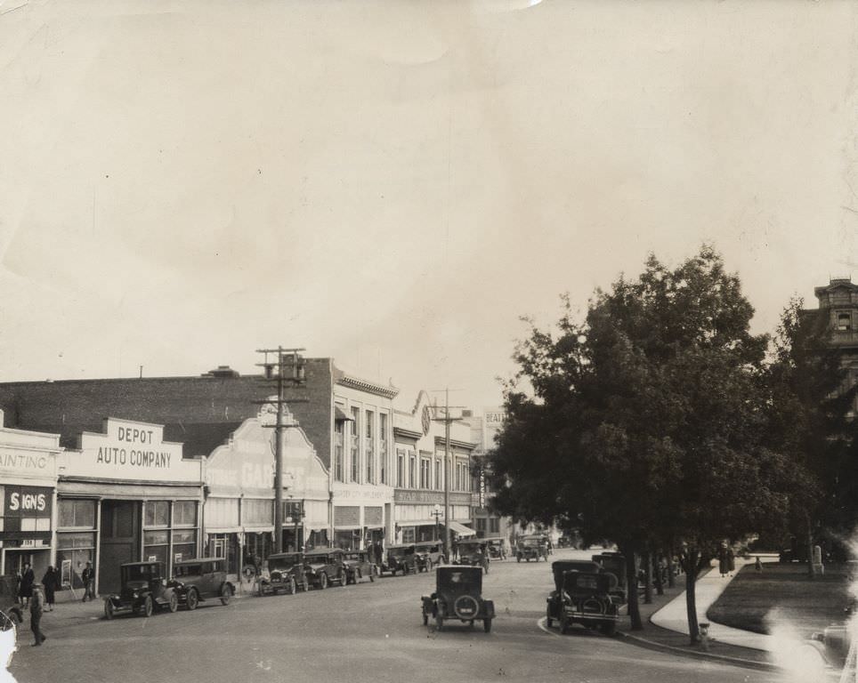 Plaza along the northeast side, 1920