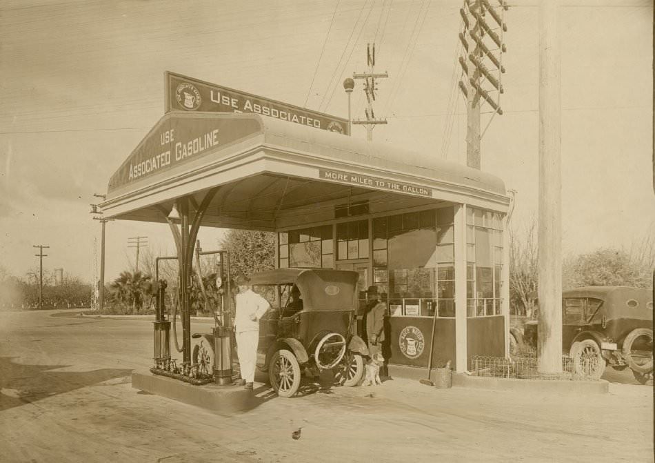 Associated Oil Company Service Station, 1922