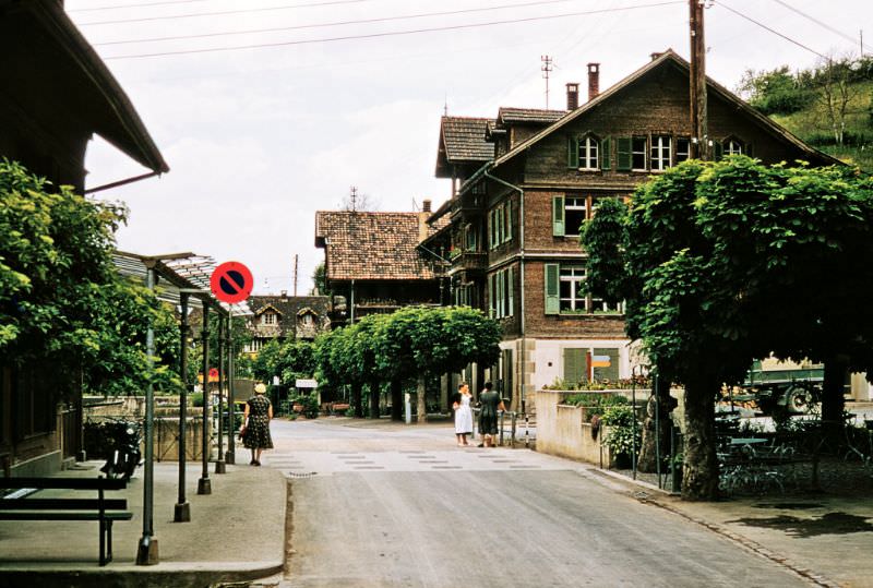 Westerly view along Spycherstrasse, Gunten, Switzerland