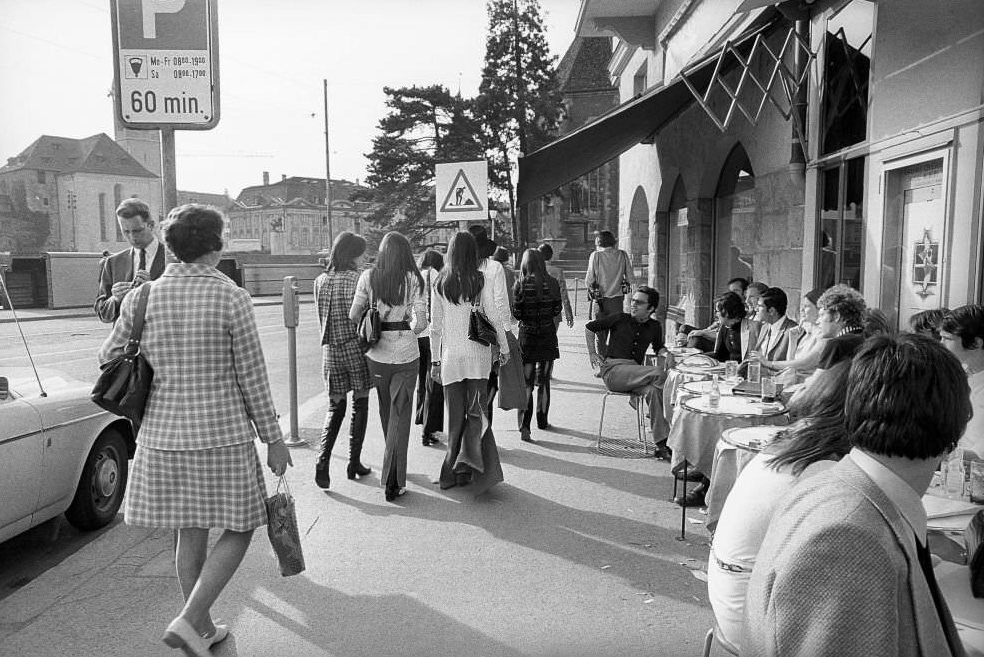 Women with trousers with slits on the Limmatquai, 1970