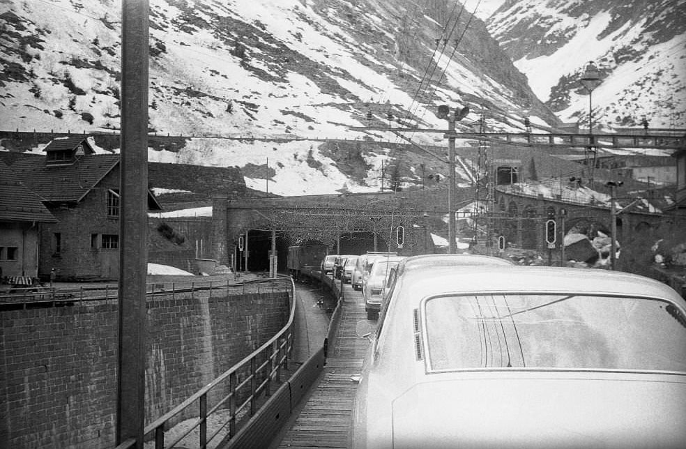 Car transport by train, behind Schöllenenbahn, 1970