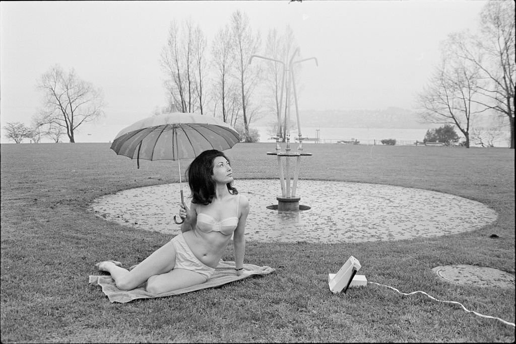Naiad with umbrella in the rain, Tiefenbrunnen in Zürich, 1970