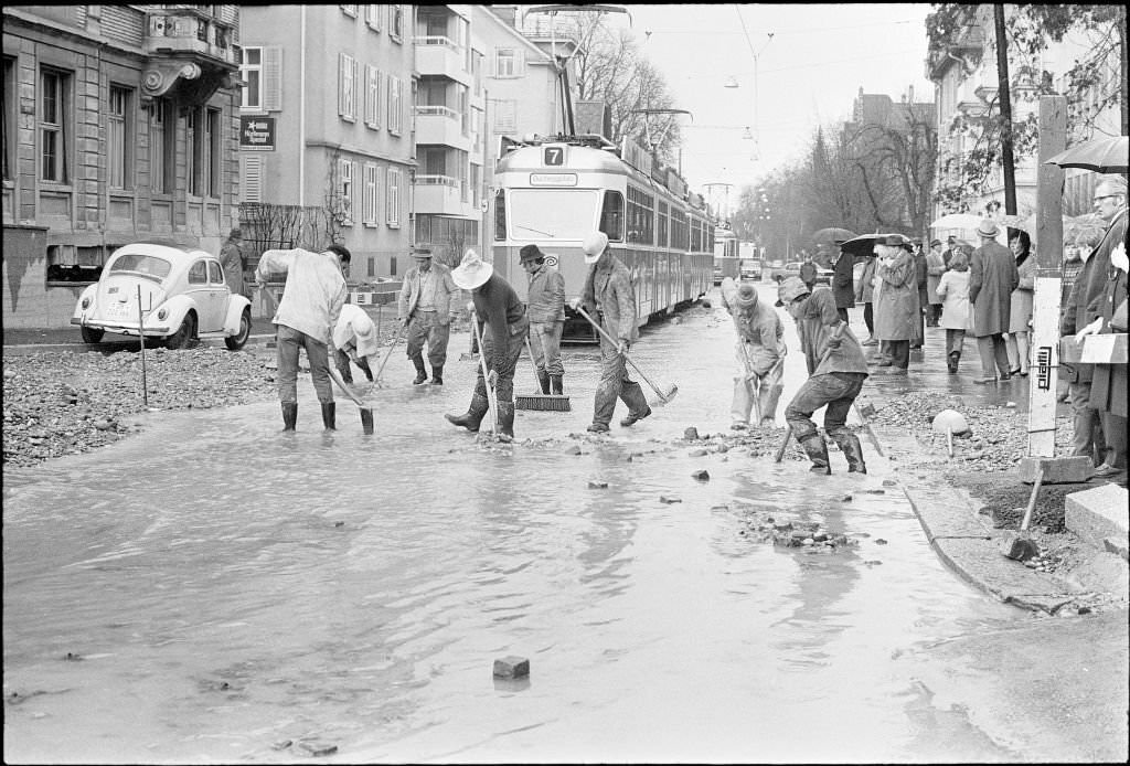 Burst pipe, Schaffhauserplatz in Zurich, 1970