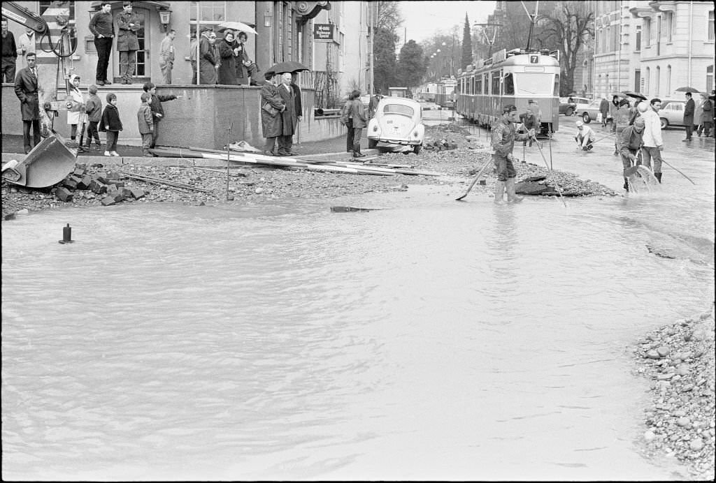 Burst pipe, Schaffhauserplatz in Zurich, 1970