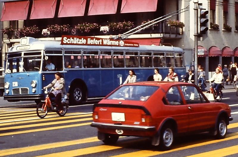 Schwanenplatz with some Puch mopeds and a Saurer FBW bus to Hubelmatt, 1979